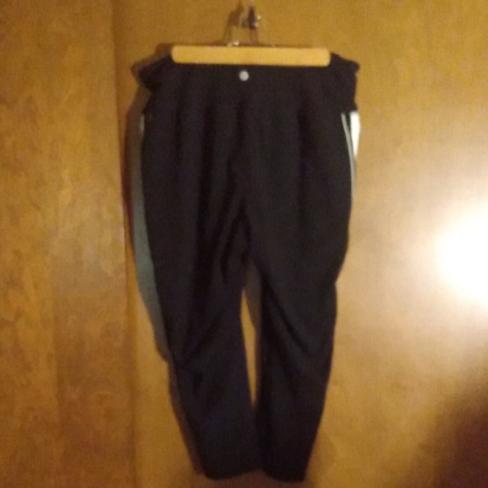 6/$20 Livi Active Black and White Capris - Picture 6 of 7